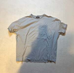 Express Men's Light Gray Boxy Fit T-Shirt with Striped Trim Collar and Cuffs